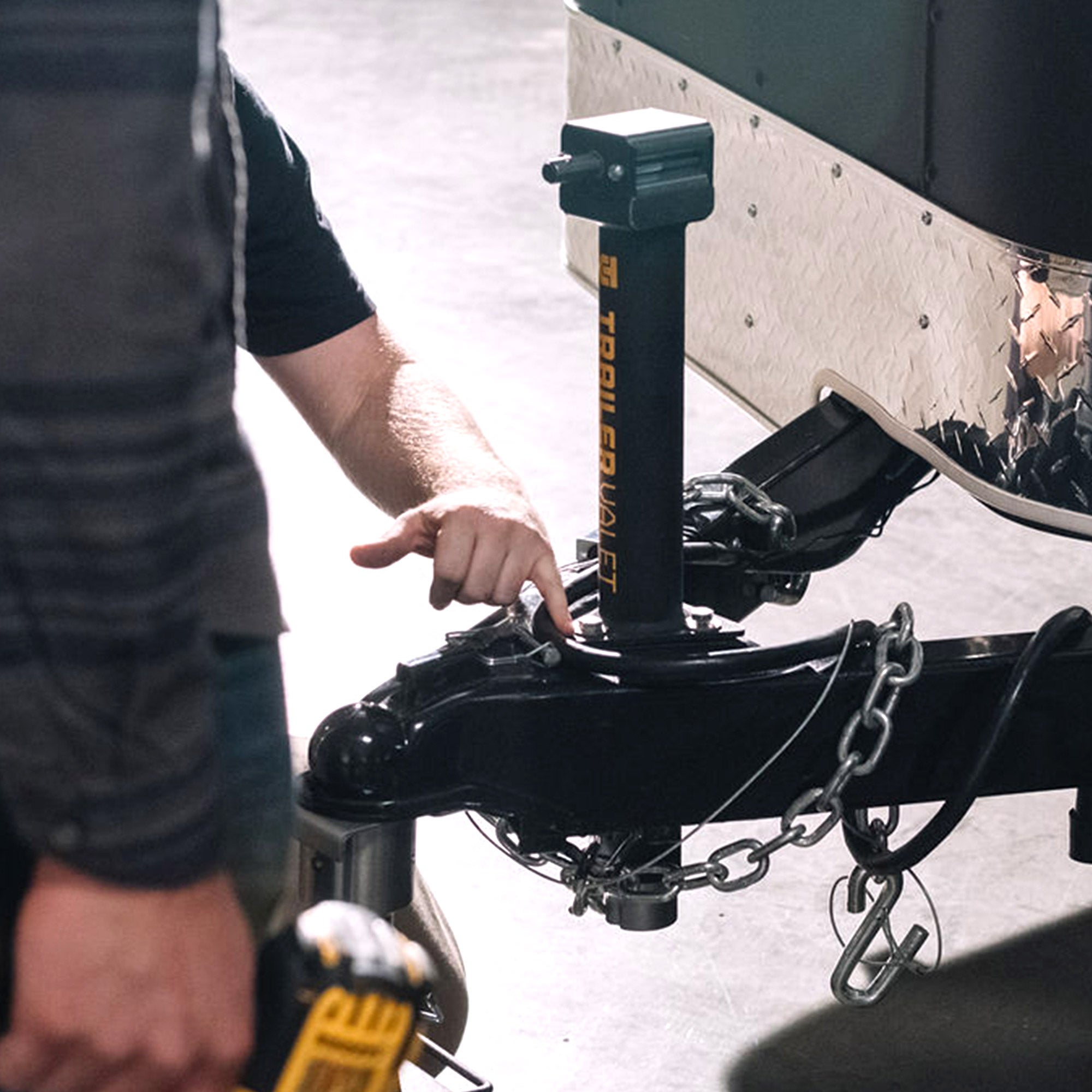 Trailer Valet JX 5,000-lb Center Mount Jack Bundle