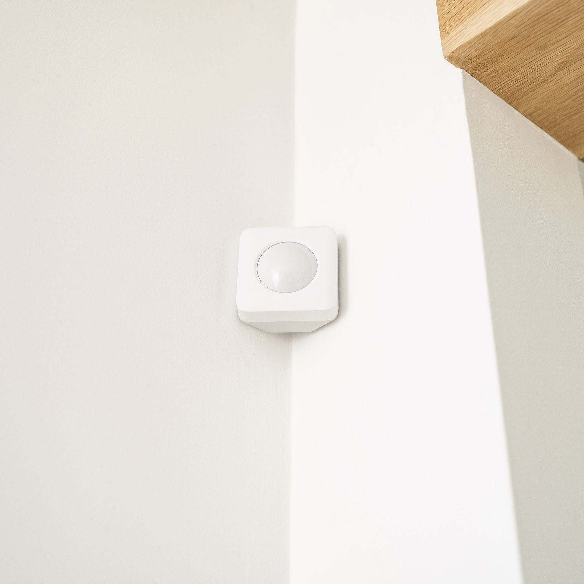 SimpliSafe Security System with Outdoor Camera Series 2, 10-piece