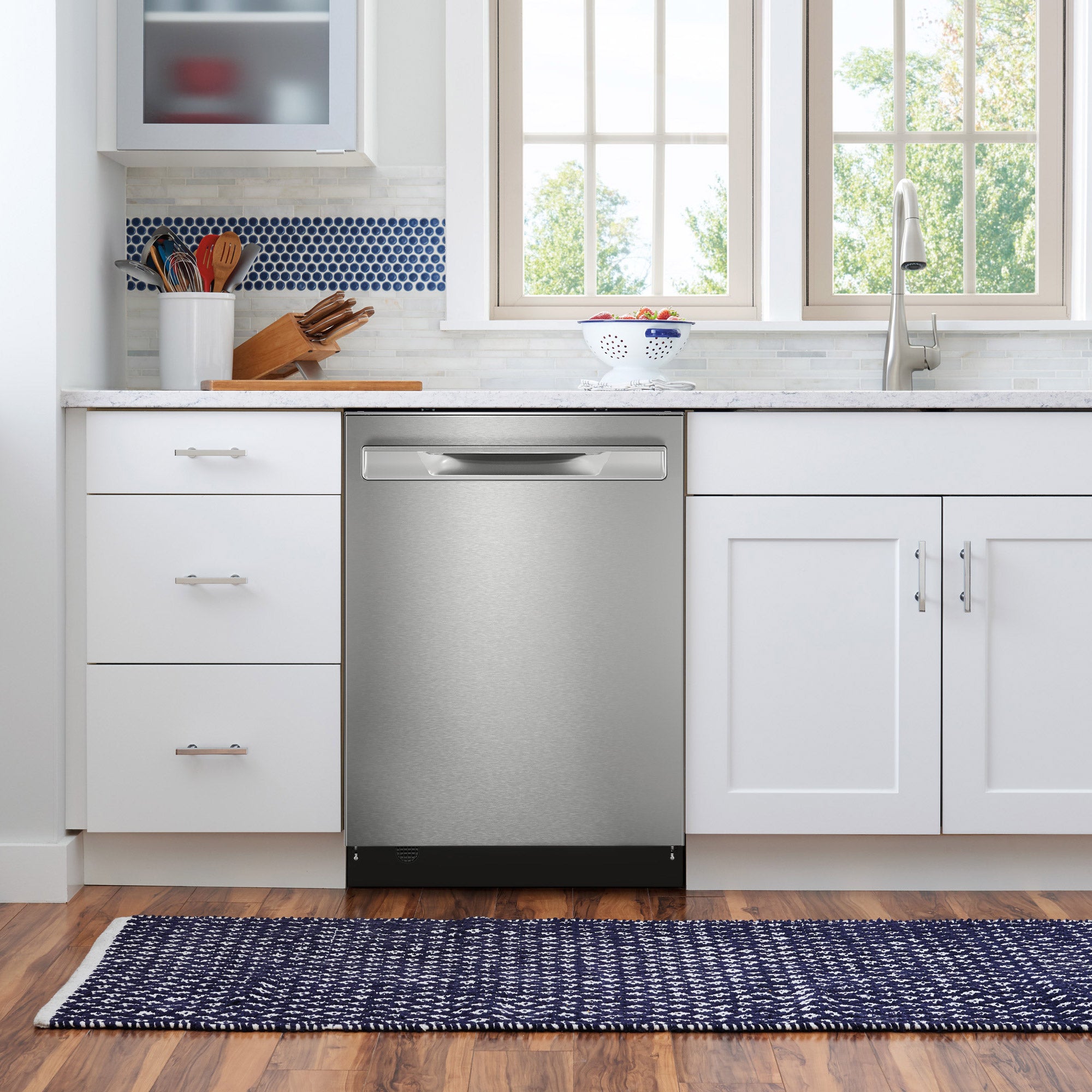 Frigidaire Gallery 24" Stainless Steel Tub Dishwasher with Pocket Handle and Adaptive Quick Wash