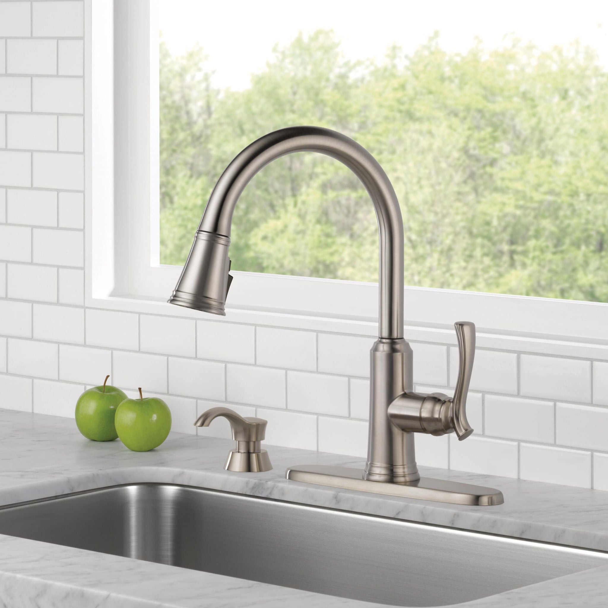 Delta Lakeview Single-Handle Pull-down Sprayer Kitchen Faucet