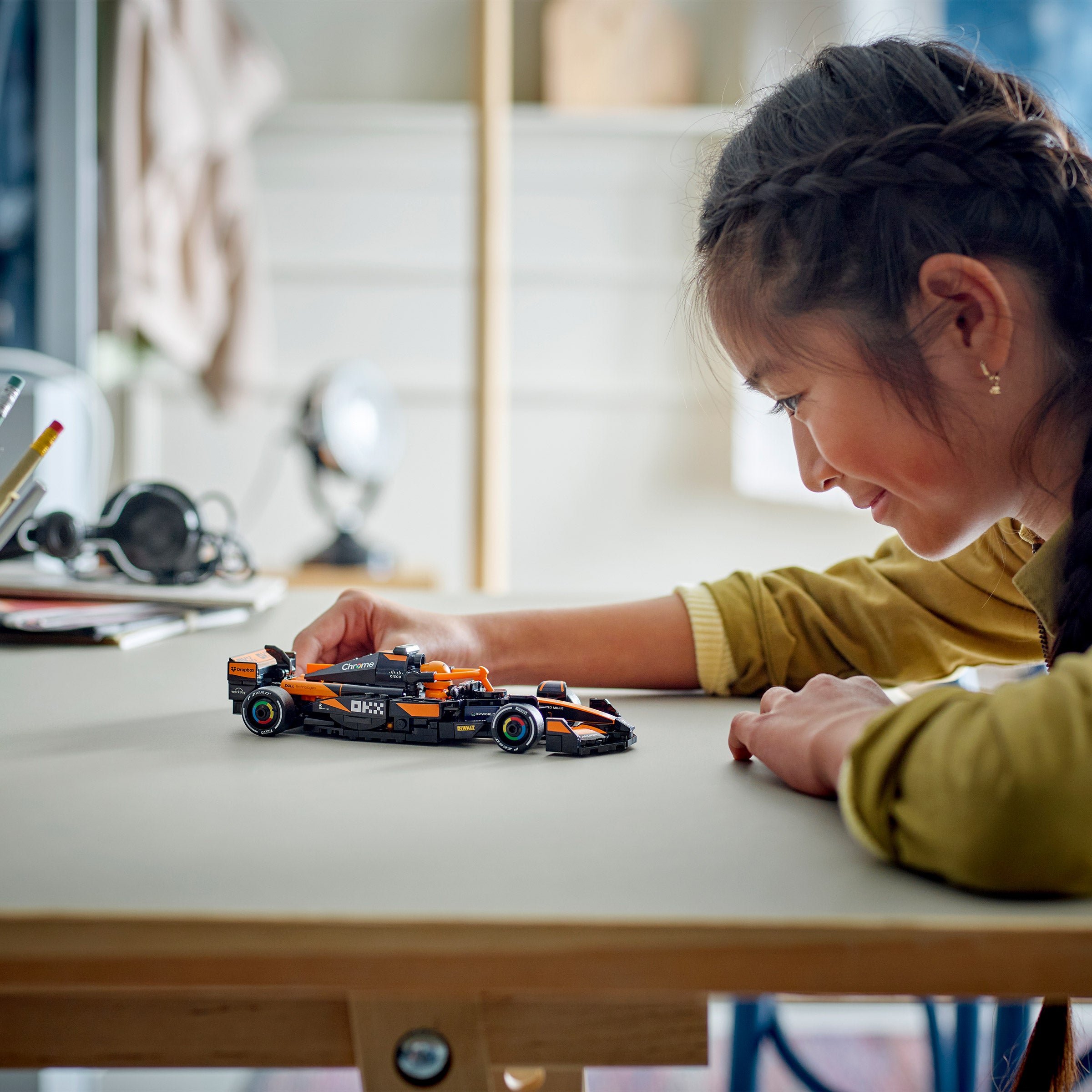 LEGO McLaren Piastri Helmet Bundle