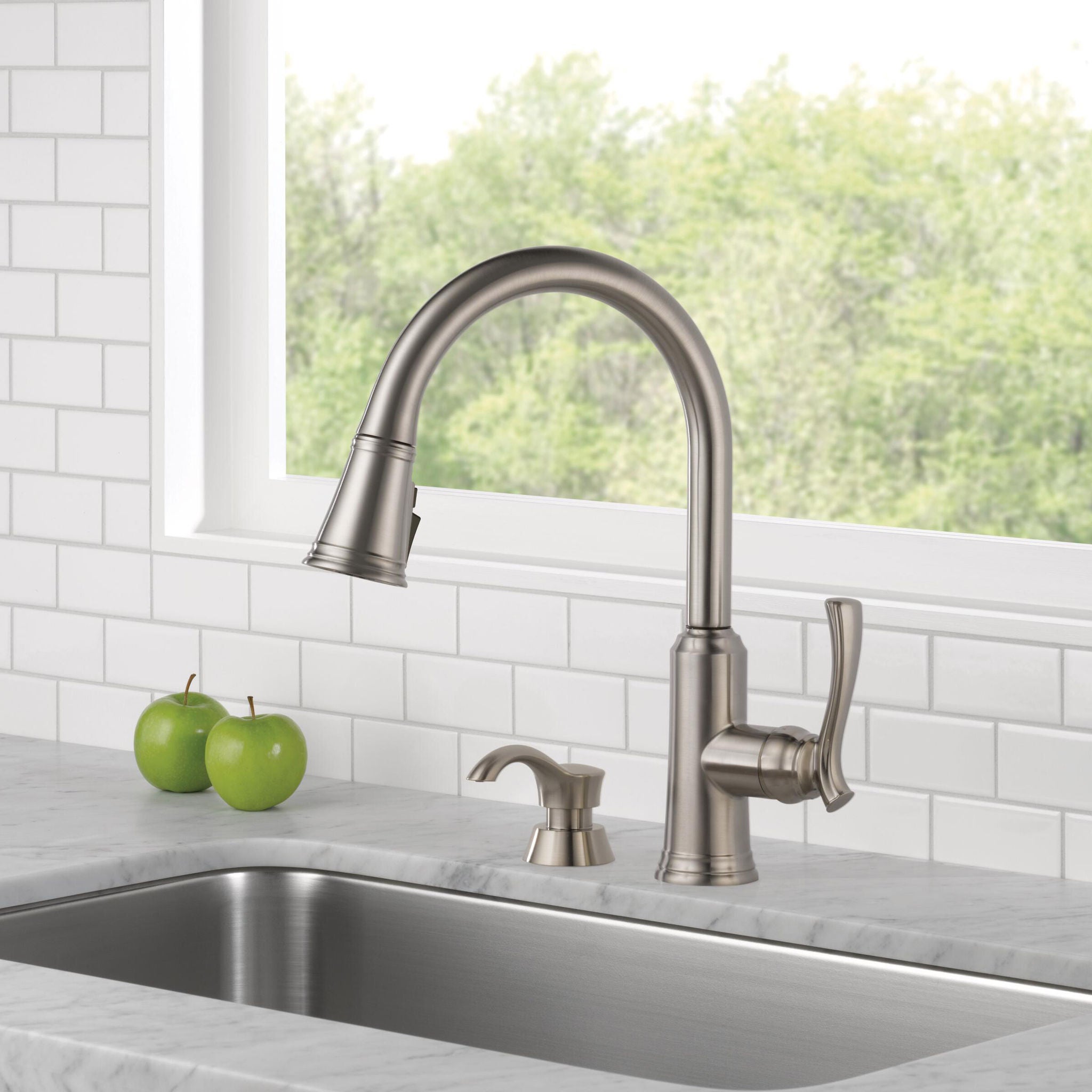 Delta Lakeview Single-Handle Pull-down Sprayer Kitchen Faucet